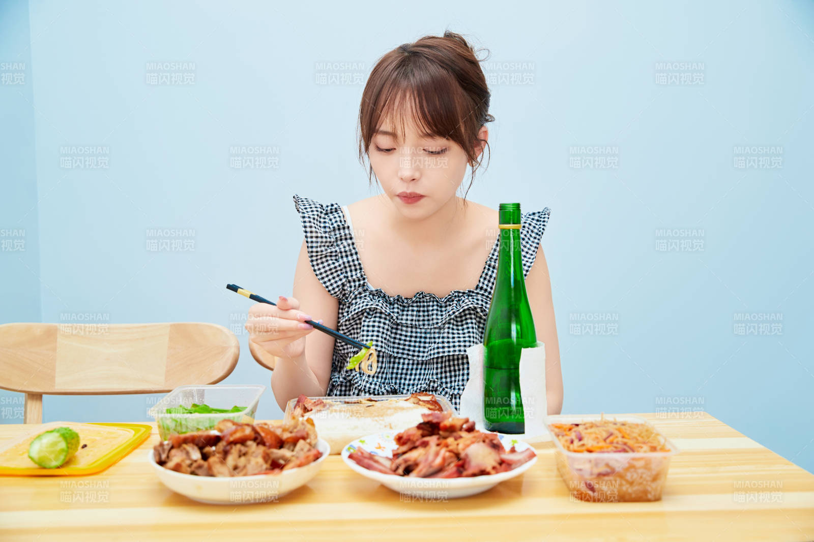 在餐桌前吃午餐喝白酒的亚洲少女