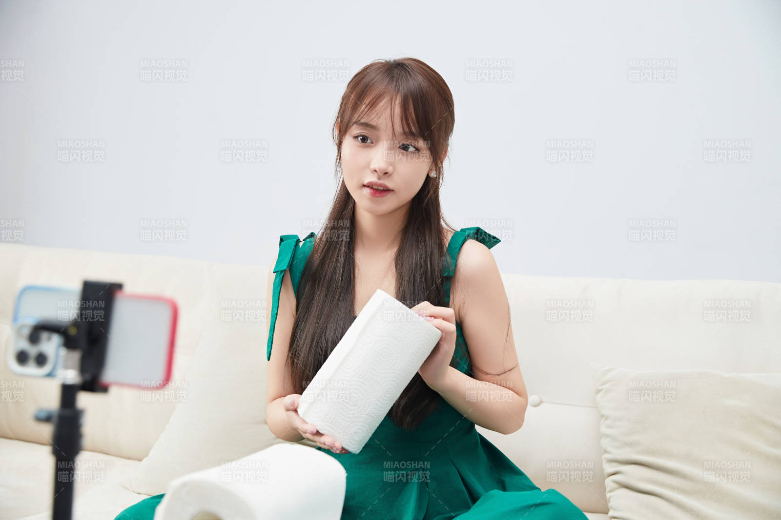 正在進行網絡直播帶貨的美女主播