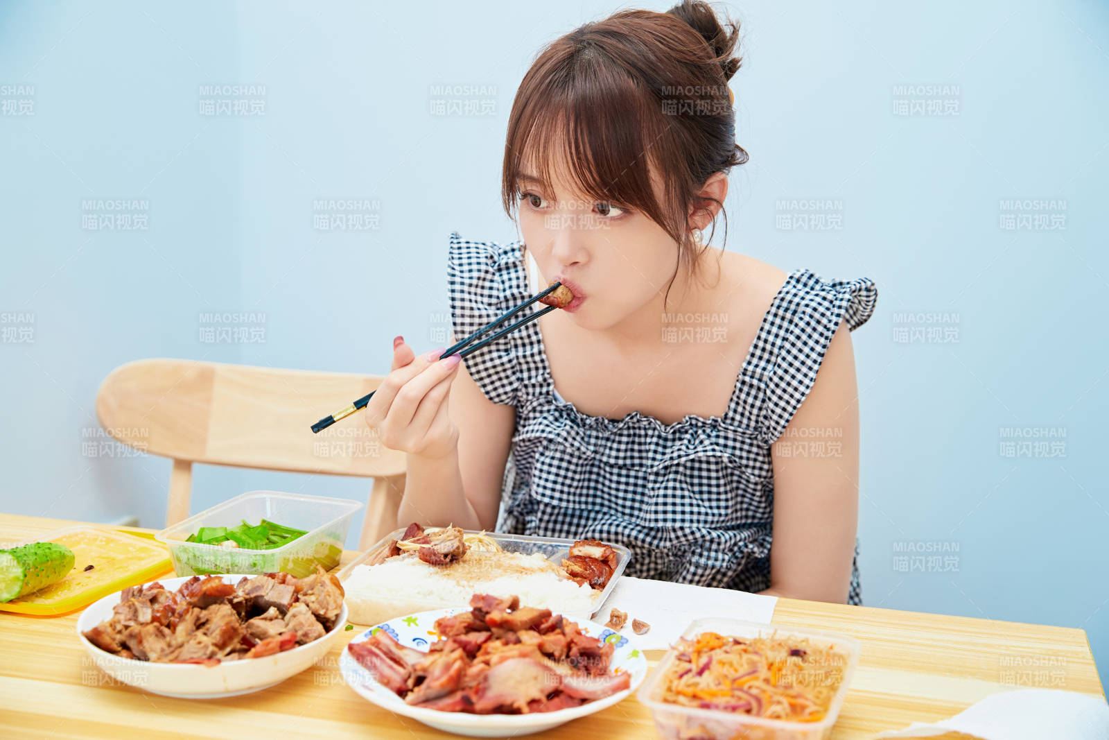 在餐桌前吃午餐的亚洲少女