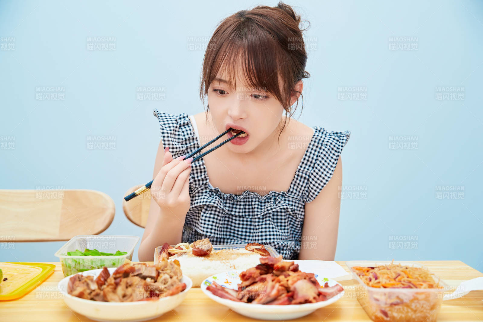 在餐桌前吃午餐的亞洲少女