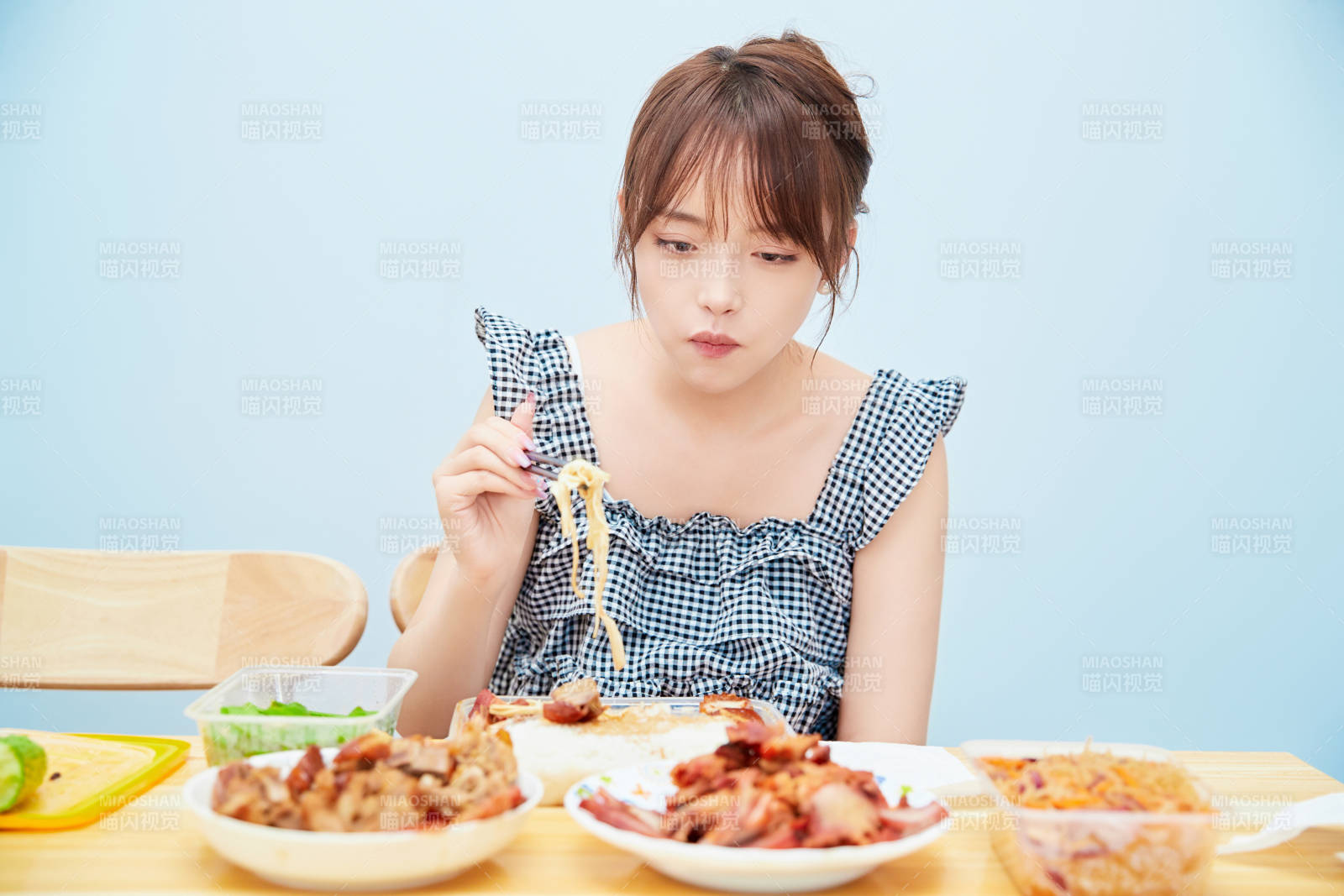 在餐桌前吃午餐的亞洲少女