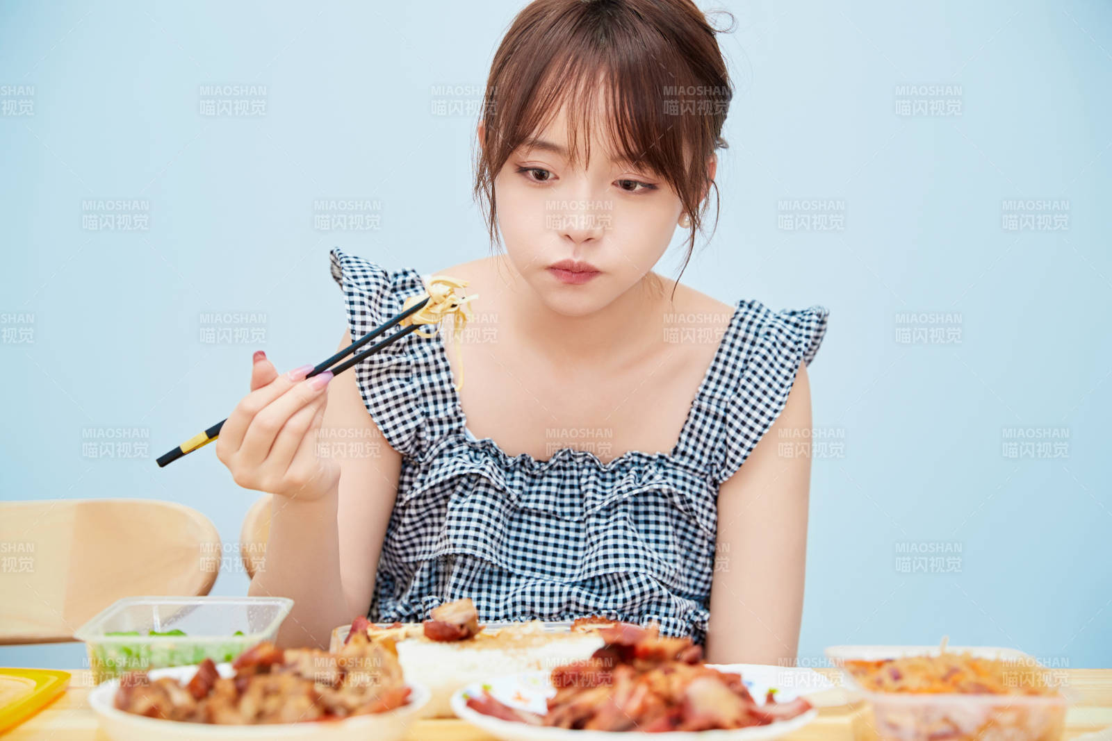 在餐桌前吃午餐的亞洲少女