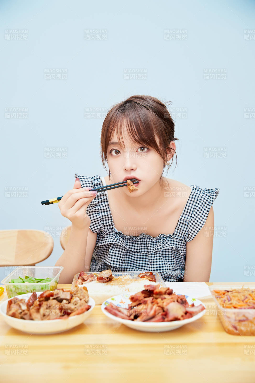 在餐桌前吃午餐的亞洲少女