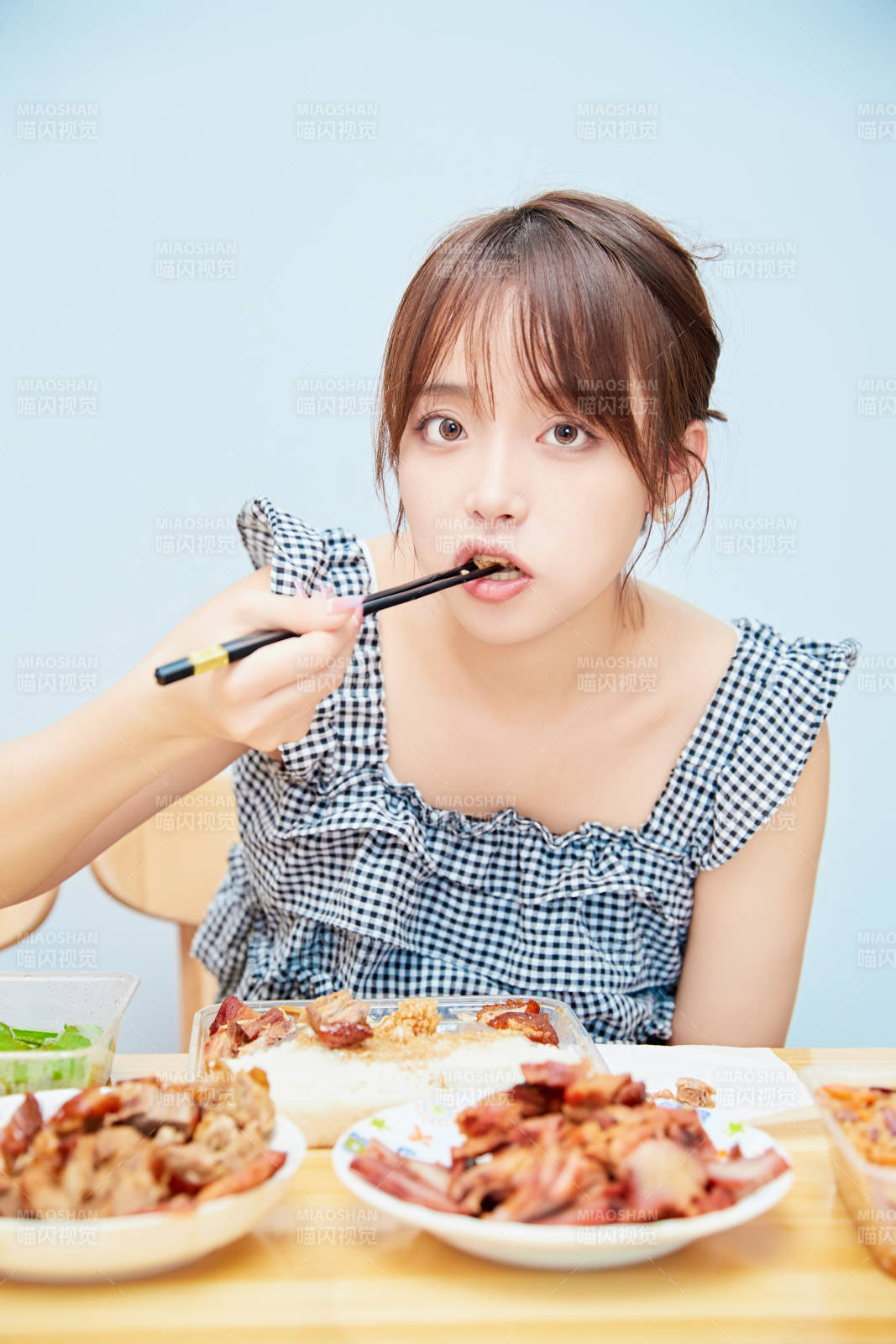 在餐桌前吃午餐的亞洲少女