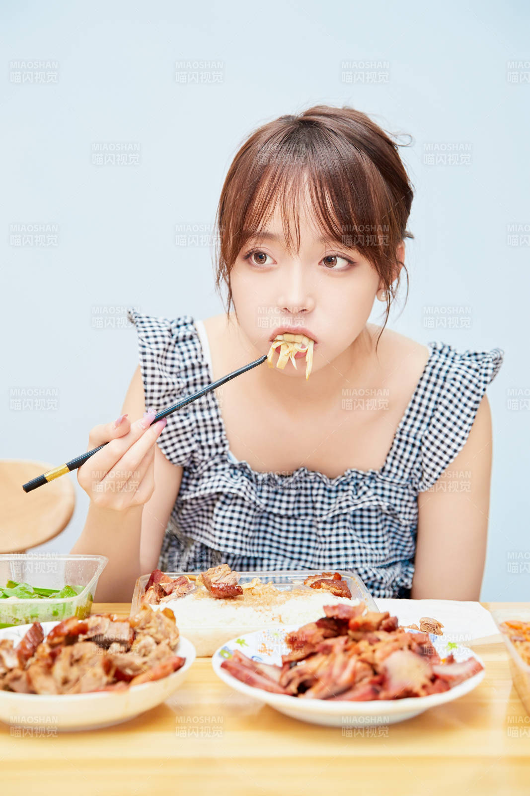 在餐桌前吃午餐的亞洲少女