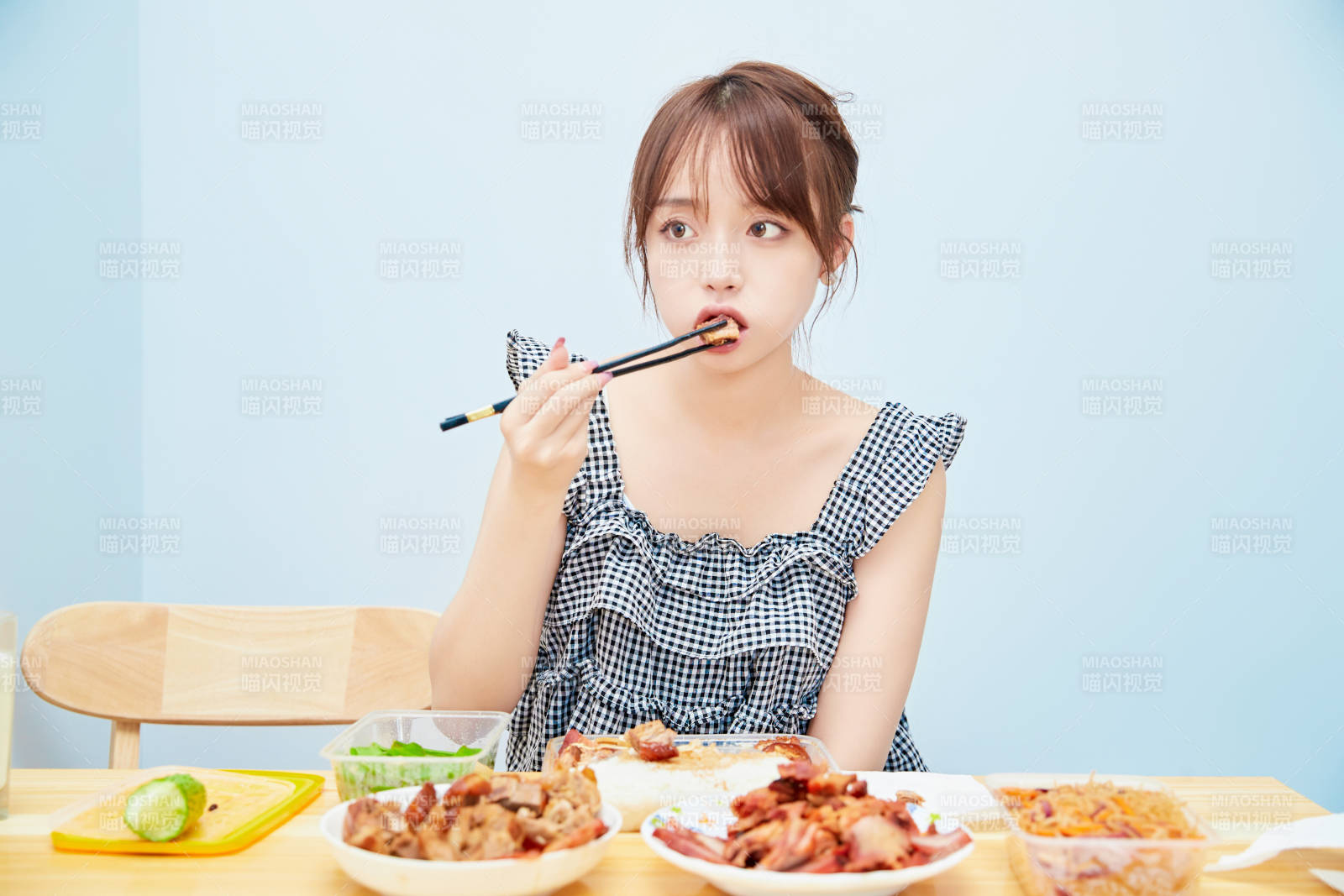 在餐桌前吃午餐的亚洲少女