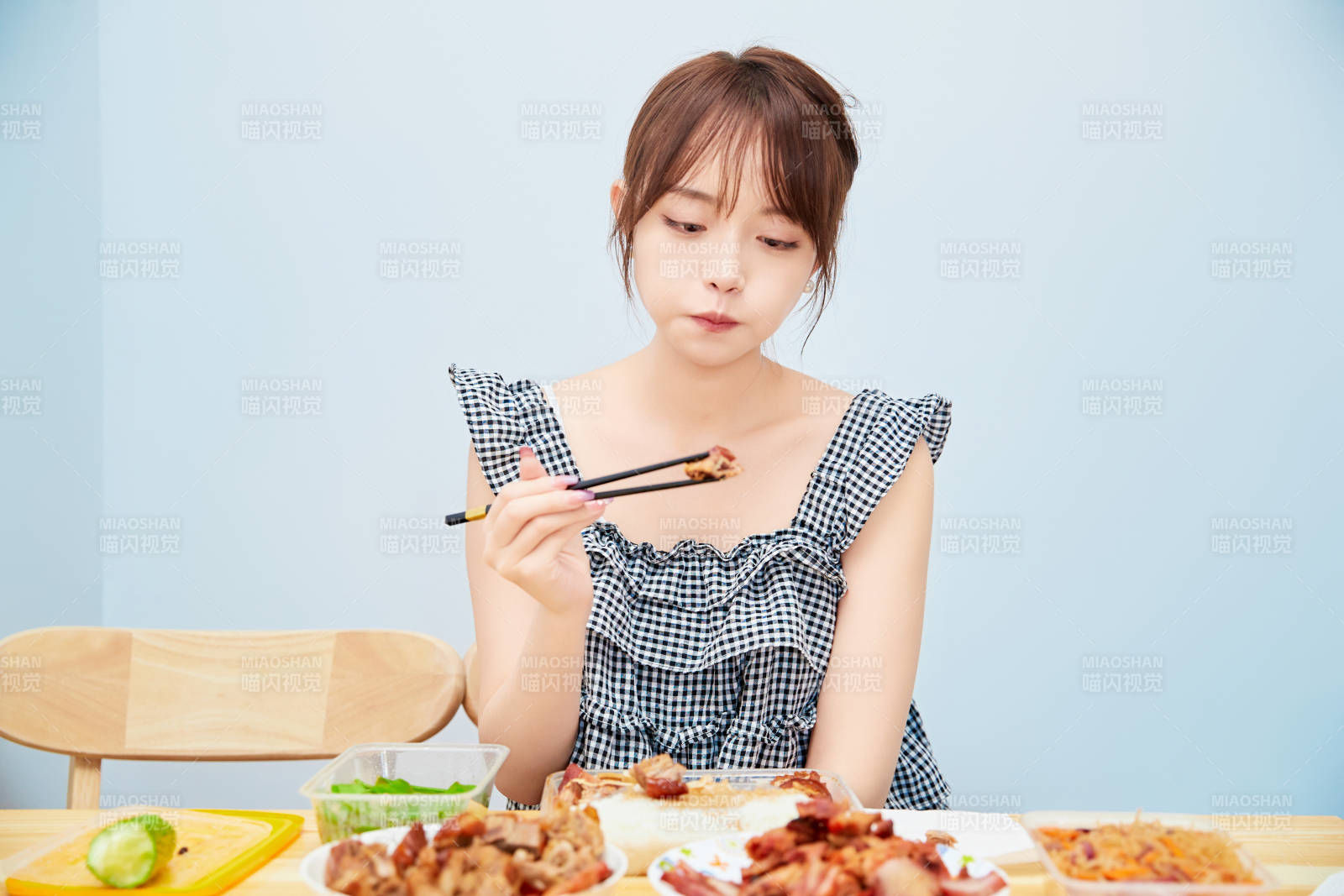 在餐桌前吃午餐的亞洲少女