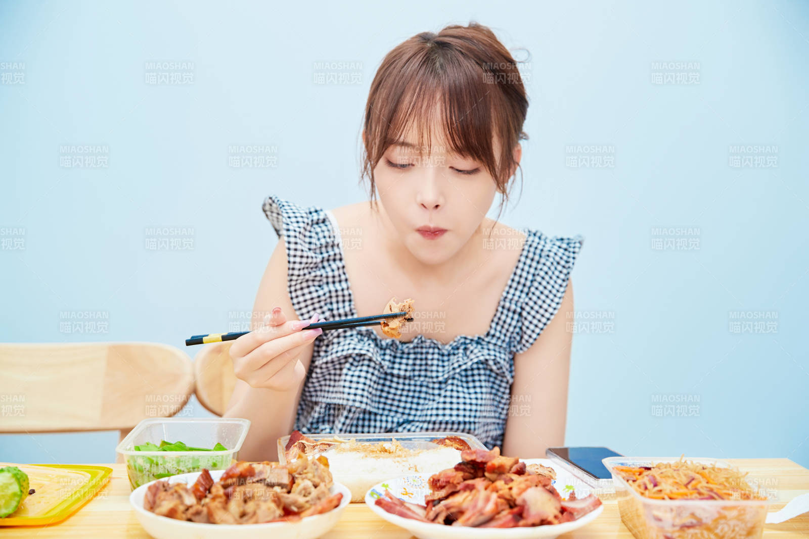 在餐桌前吃午餐的亞洲少女