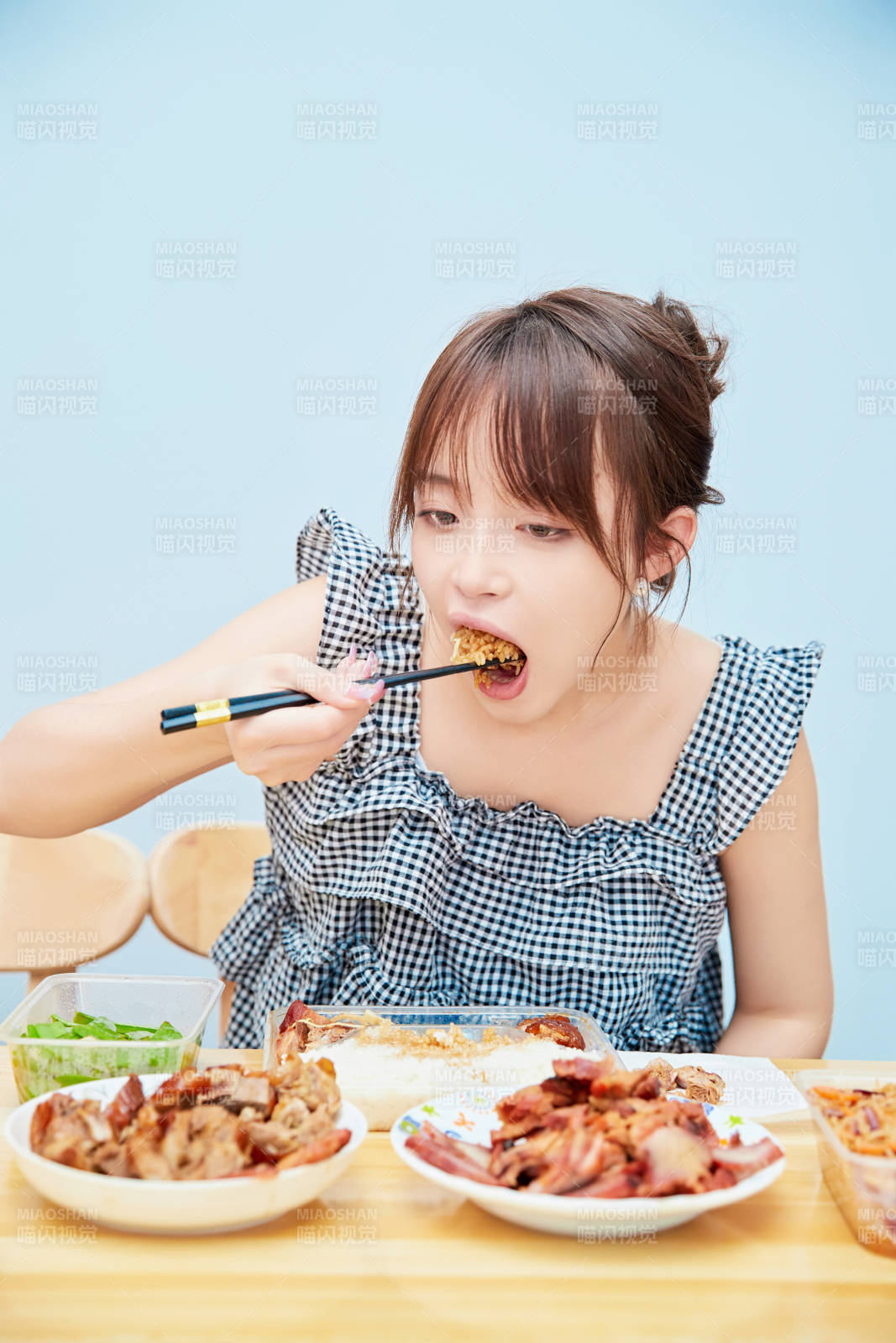 在餐桌前吃午餐的亞洲少女