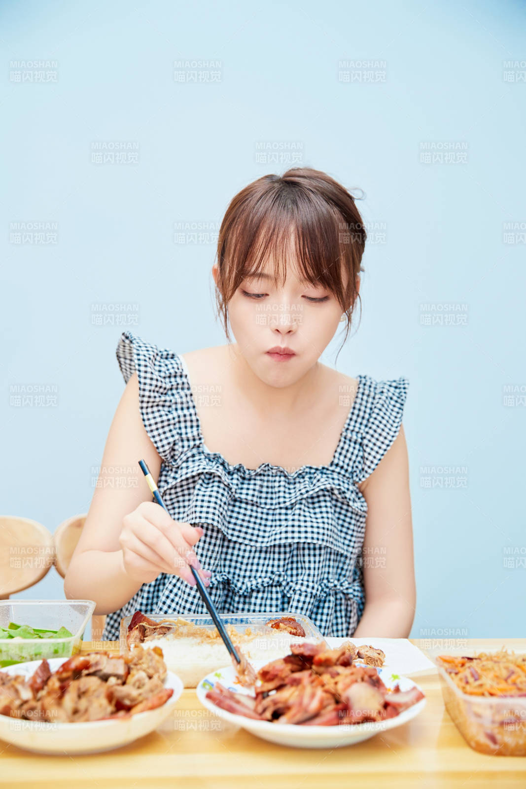 在餐桌前吃午餐的亚洲少女