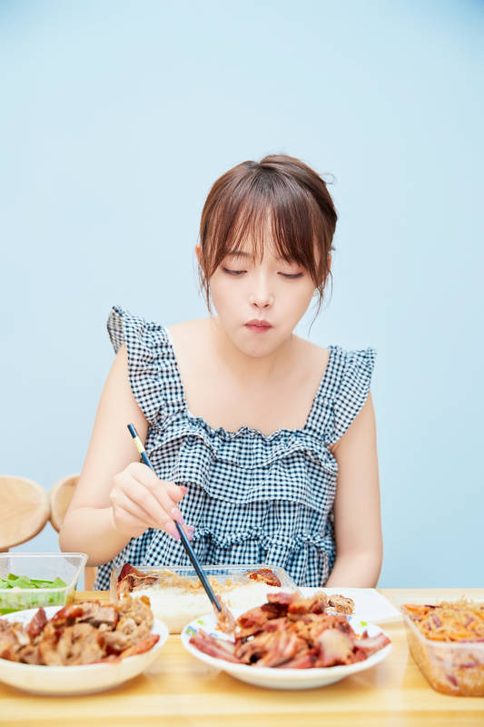 在餐桌前吃午餐的亚洲少女