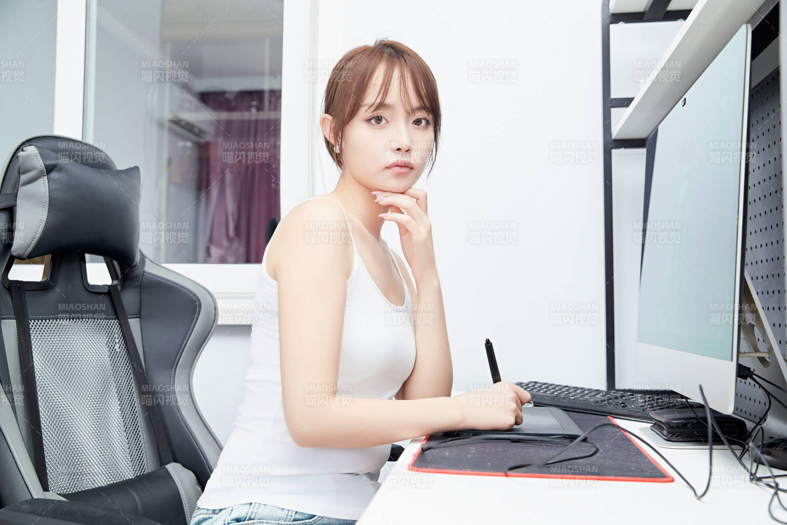 居家在電腦前工作的亞洲少女