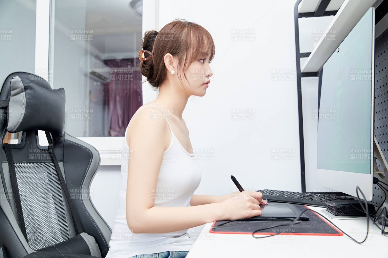 居家在電腦前工作的亞洲少女