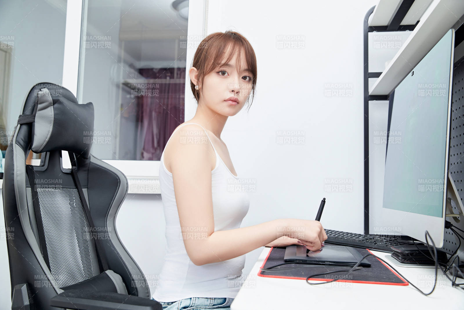 居家在電腦前工作的亞洲少女