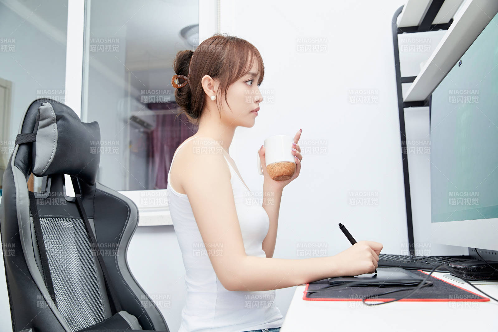 居家在電腦前工作的亞洲少女