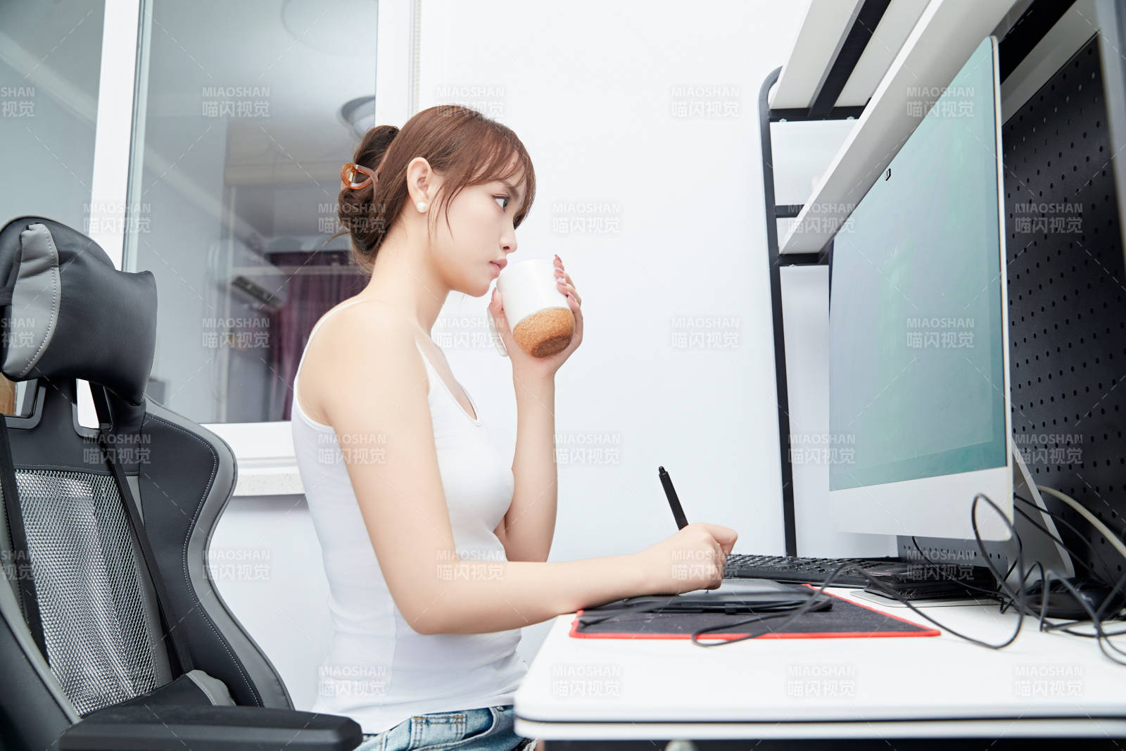 居家在電腦前工作的亞洲少女