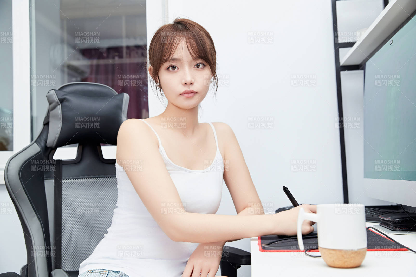 居家在電腦前工作的亞洲少女