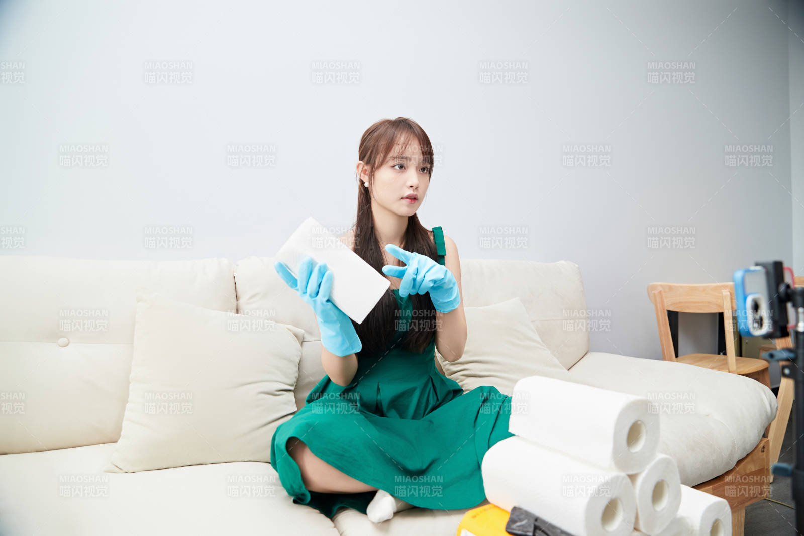 正在進(jìn)行網(wǎng)絡(luò)直播帶貨的美女主播