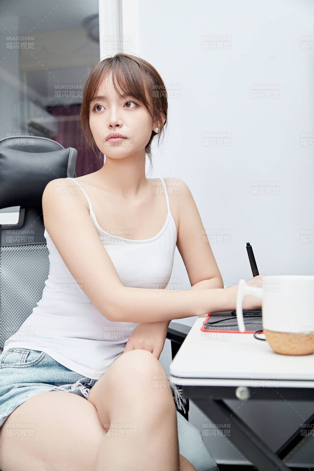 居家在電腦前工作的亞洲少女