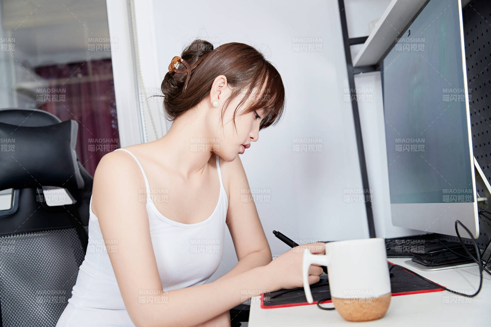 居家在電腦前工作的亞洲少女