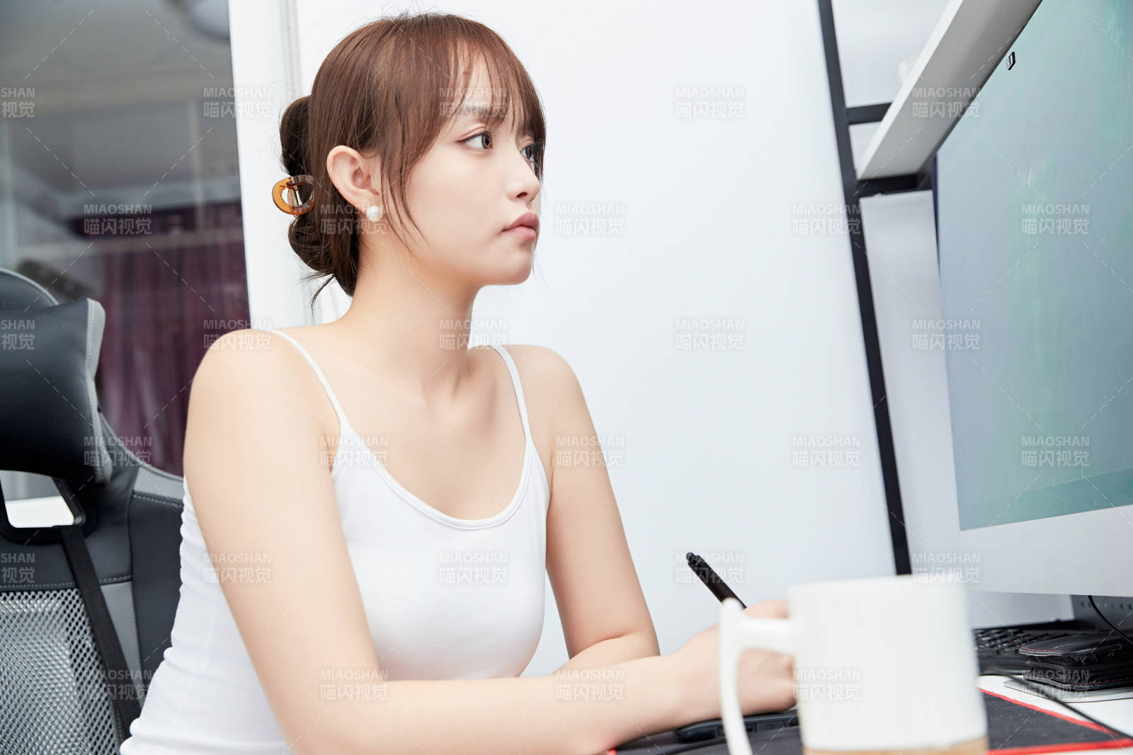 居家在电脑前工作的亚洲少女