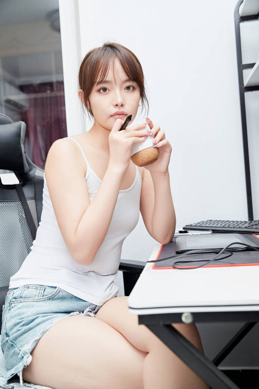 居家在电脑前工作的亚洲少女