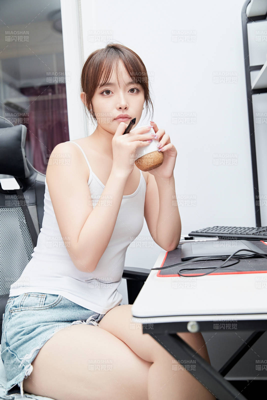 居家在电脑前工作的亚洲少女