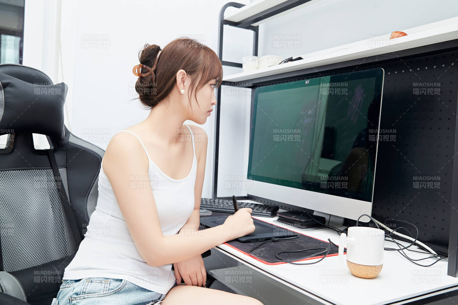 居家在电脑前工作的亚洲少女