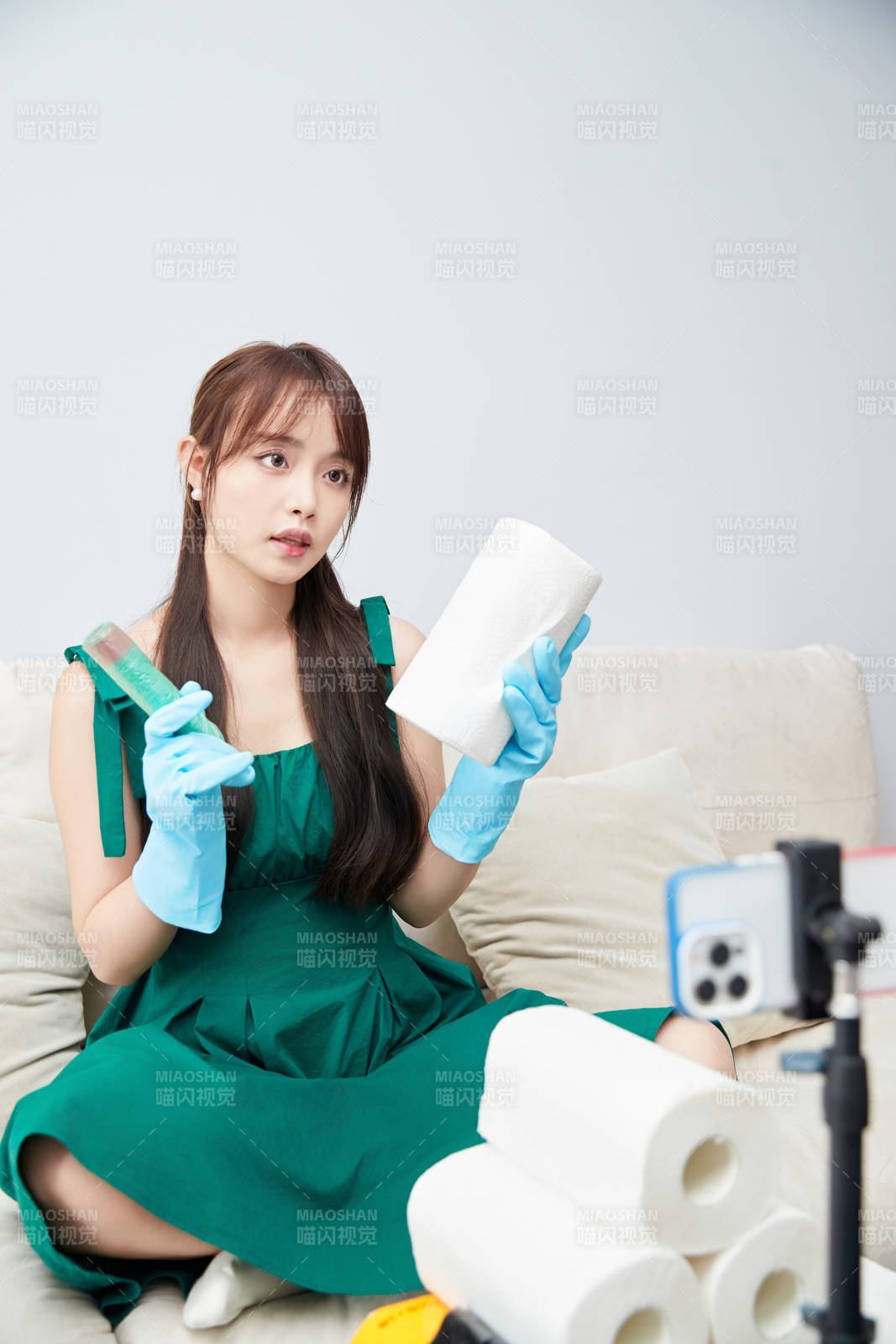 正在進行網絡直播帶貨的美女主播