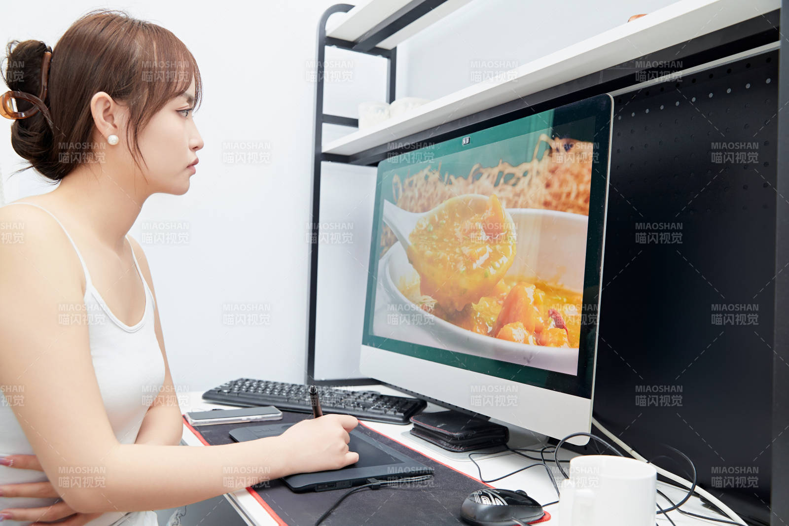 居家在電腦前工作的亞洲少女