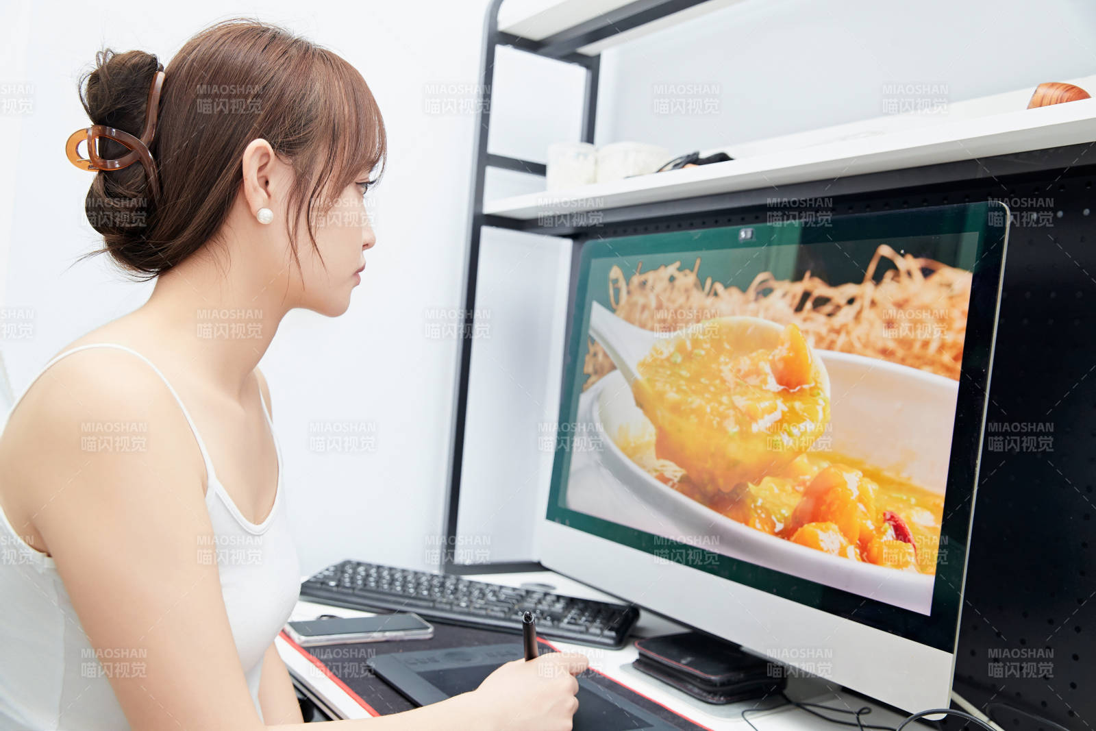 居家在電腦前工作的亞洲少女