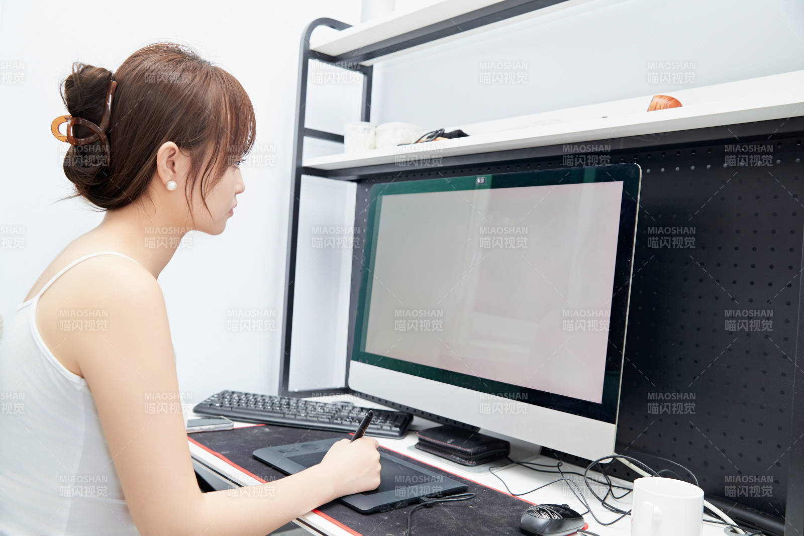 居家在電腦前工作的亞洲少女