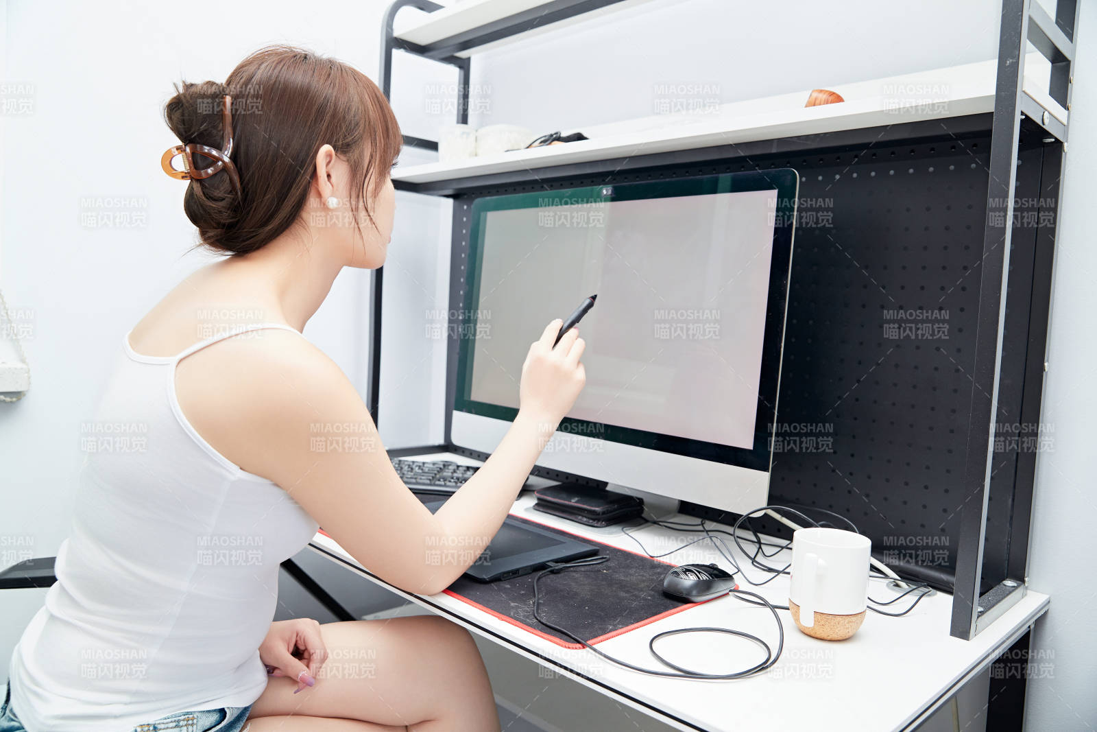 居家在電腦前工作的亞洲少女