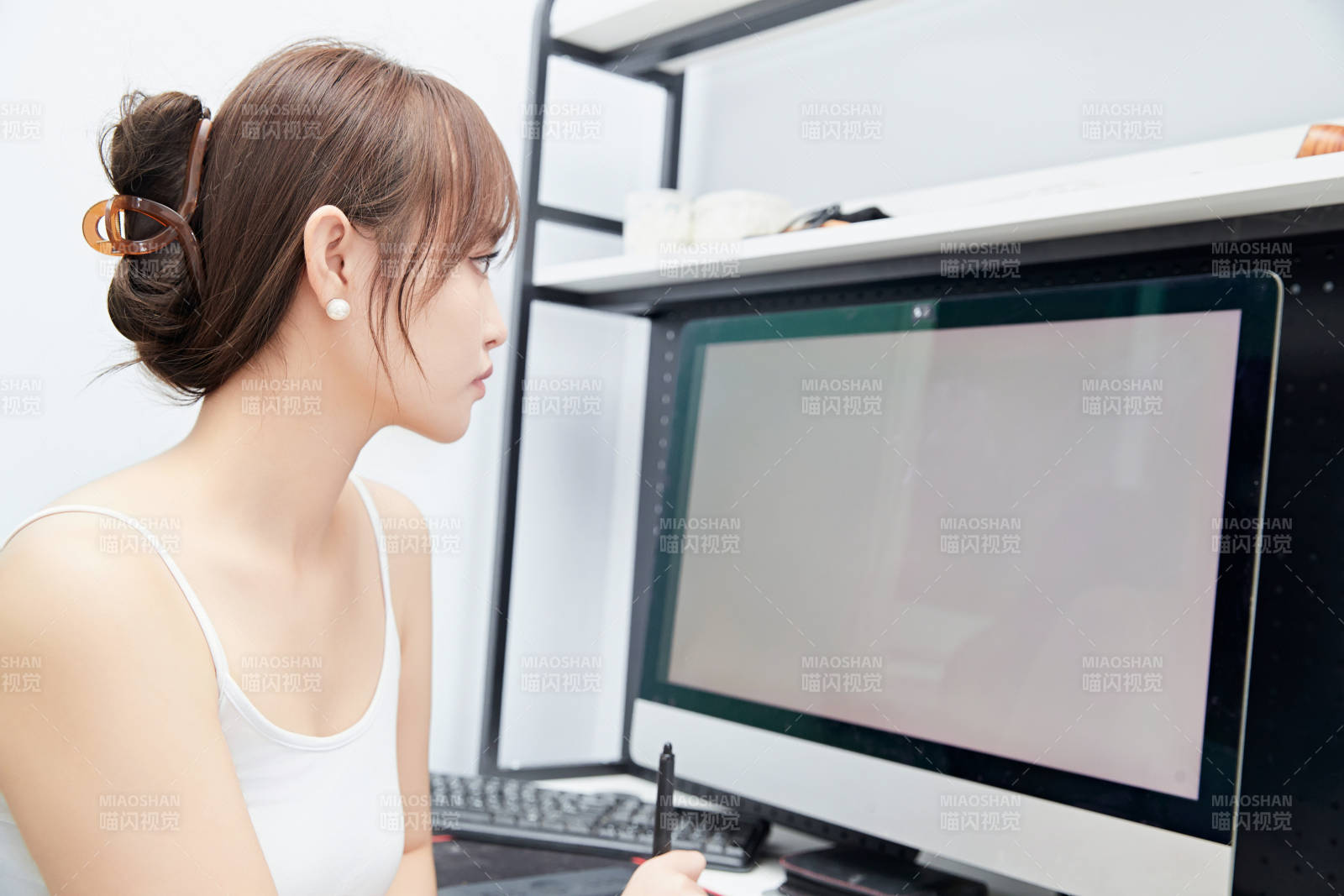 居家在電腦前工作的亞洲少女