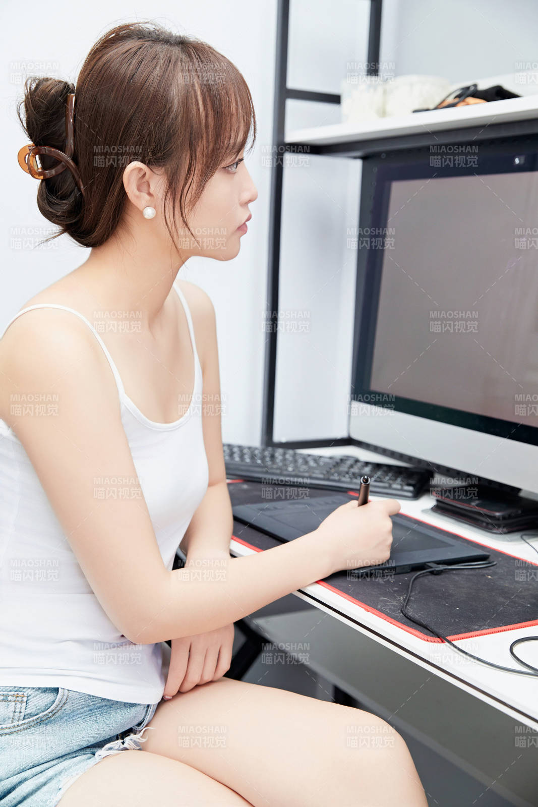 居家在電腦前工作的亞洲少女