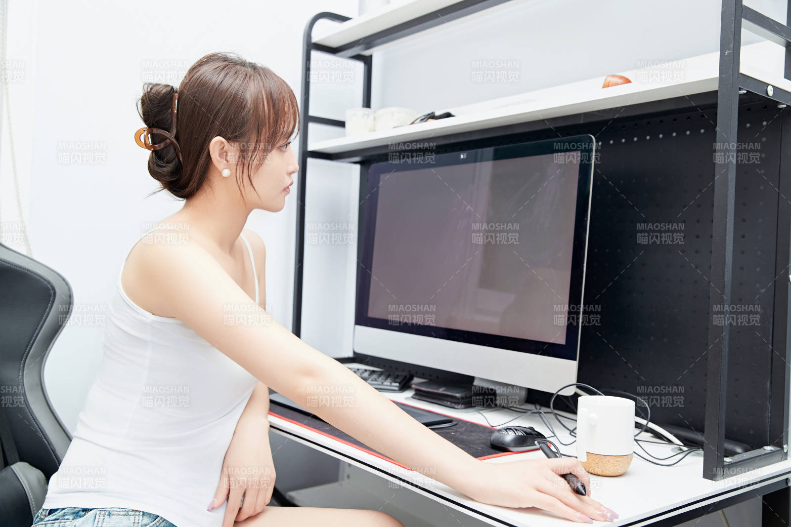 居家在電腦前工作的亞洲少女