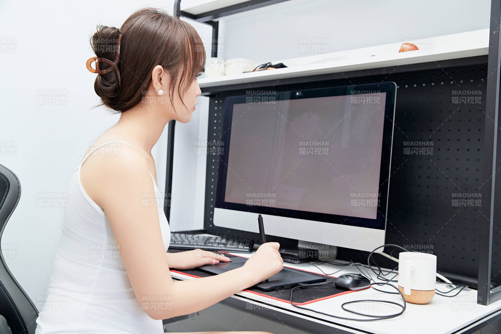 居家在電腦前工作的亞洲少女