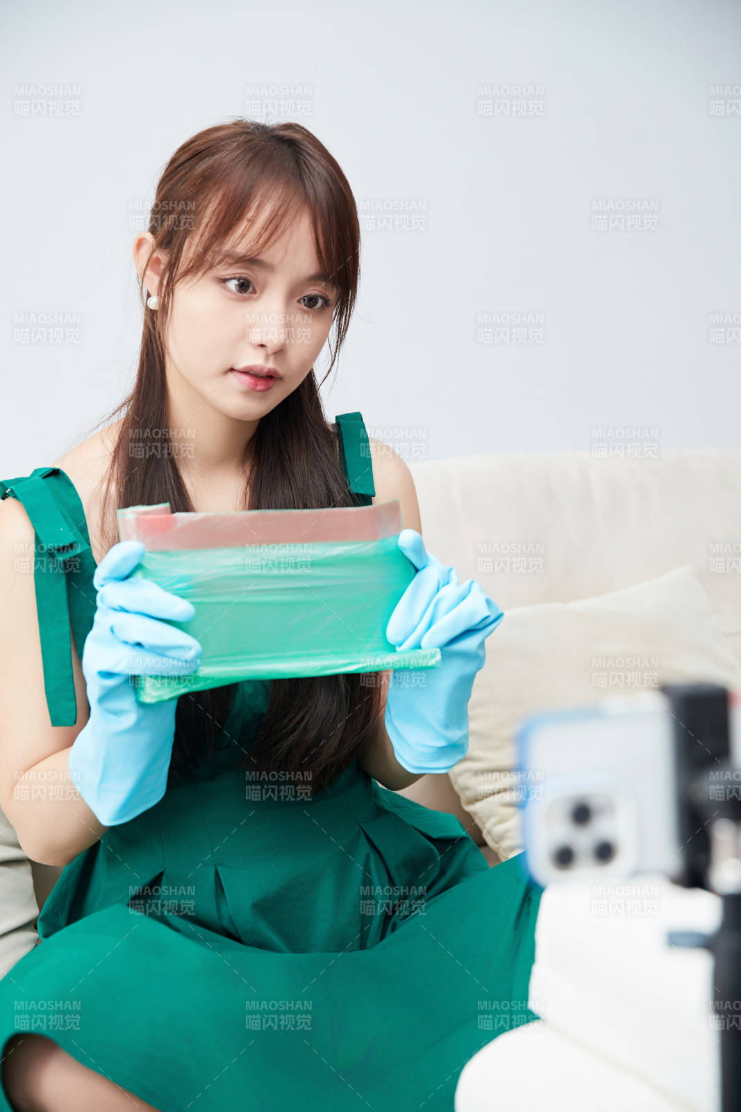 正在進行網絡直播帶貨的美女主播