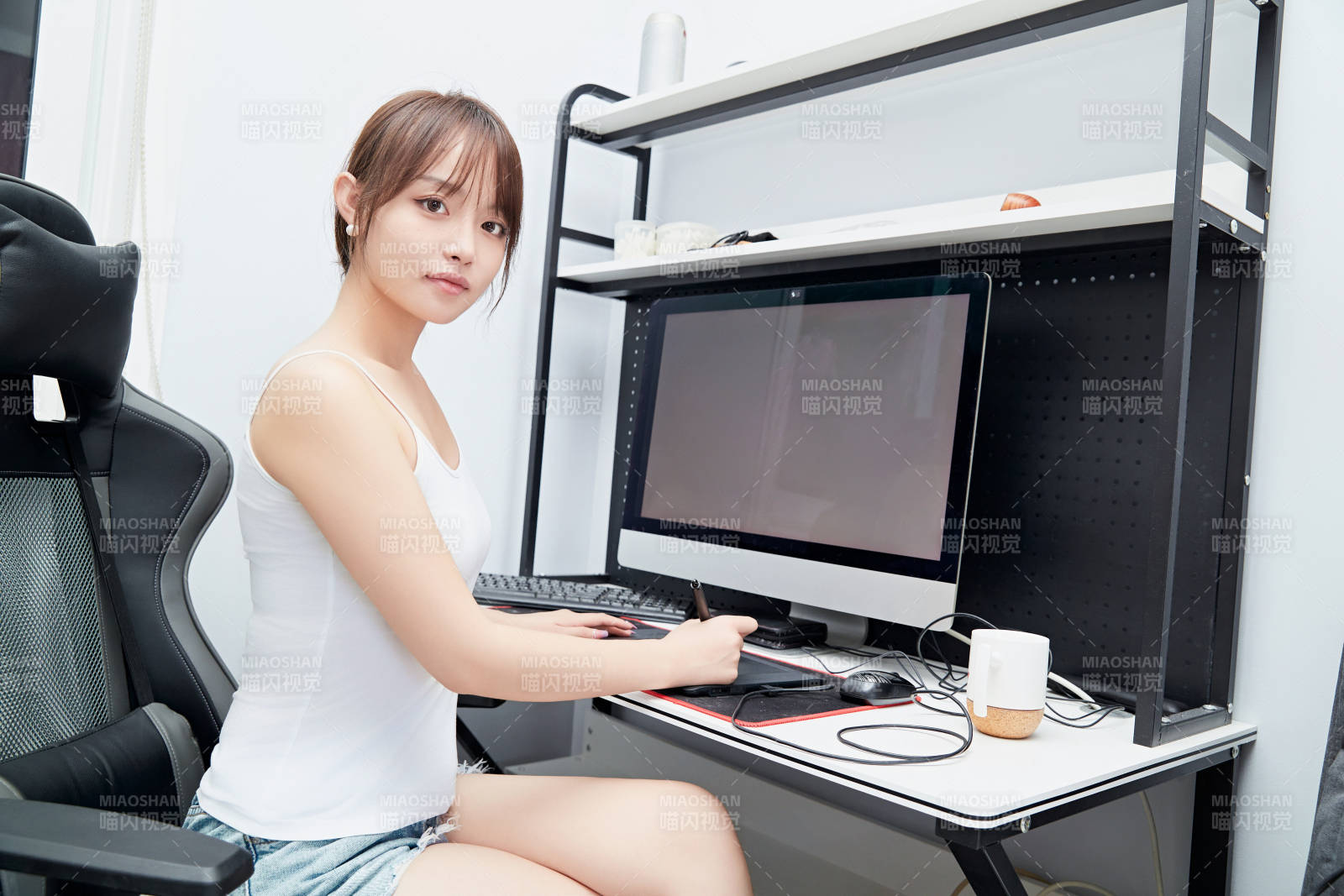 居家在電腦前工作的亞洲少女