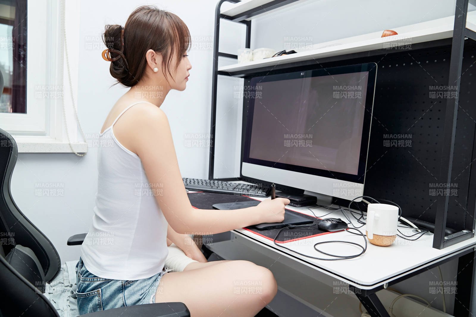 居家在電腦前工作的亞洲少女