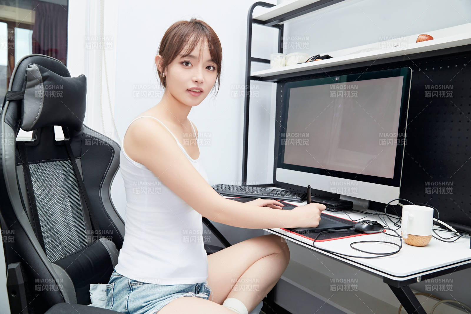 居家在电脑前工作的亚洲少女