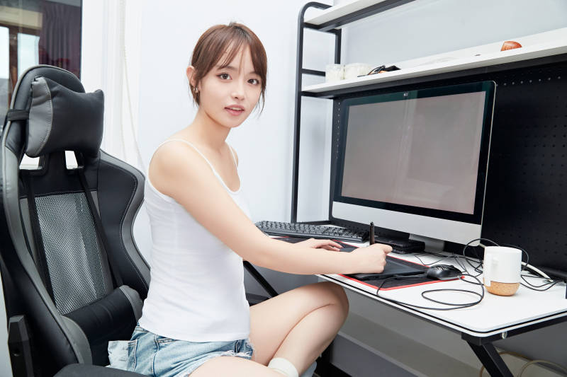 居家在电脑前工作的亚洲少女
