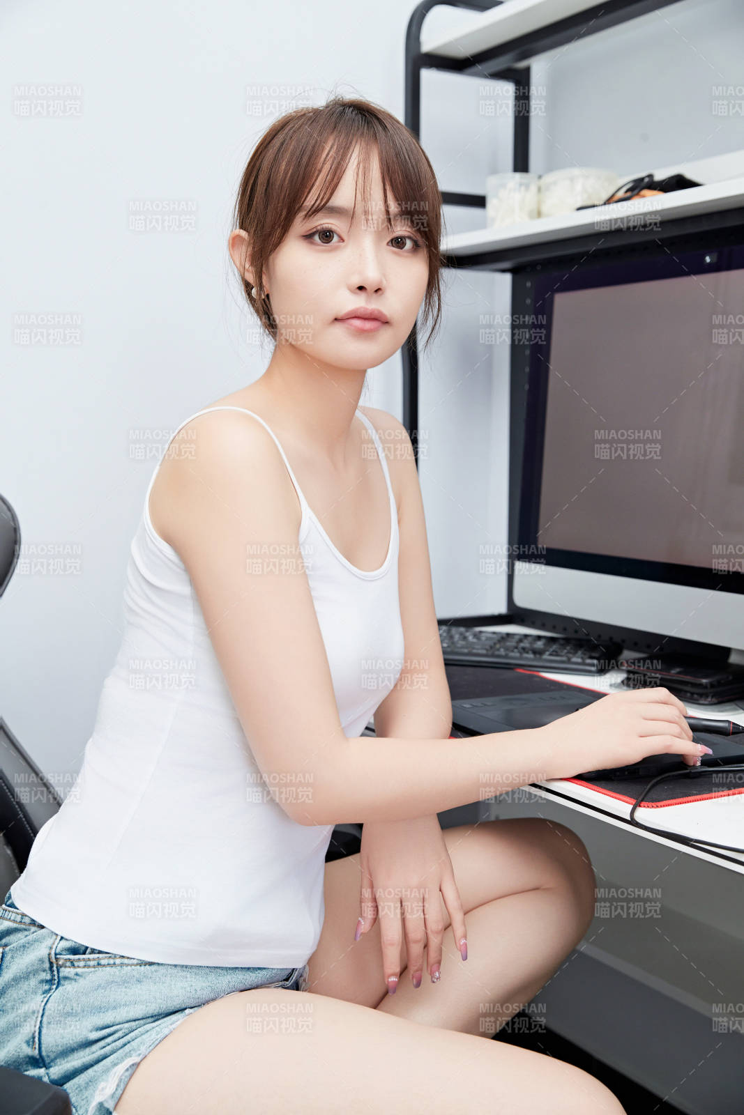 居家在電腦前工作的亞洲少女