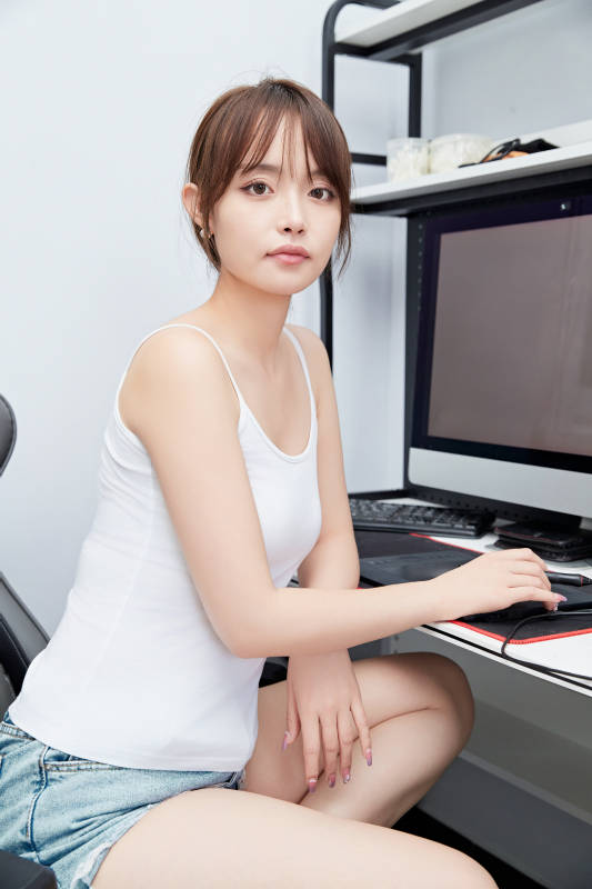 居家在电脑前工作的亚洲少女