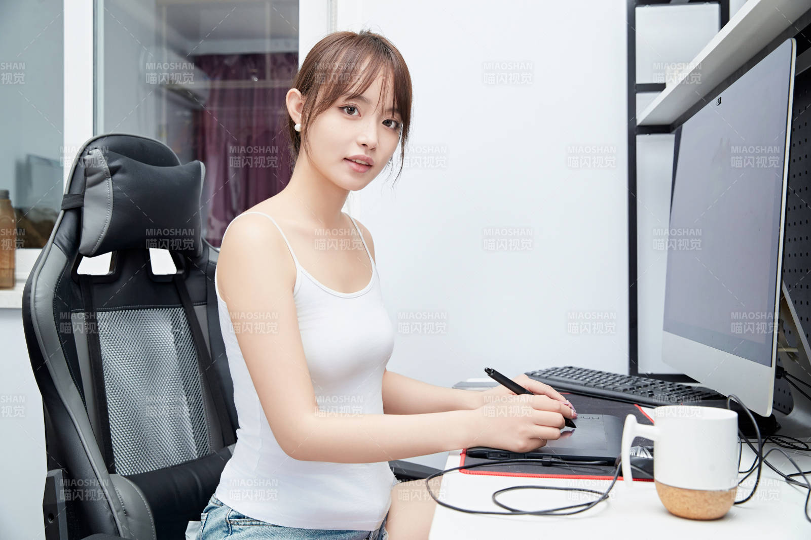 居家在電腦前工作的亞洲少女