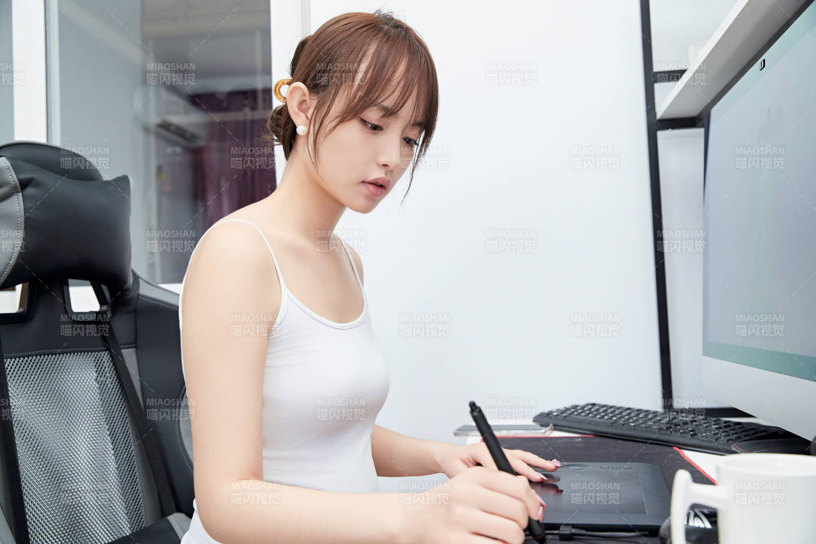 居家在電腦前工作的亞洲少女