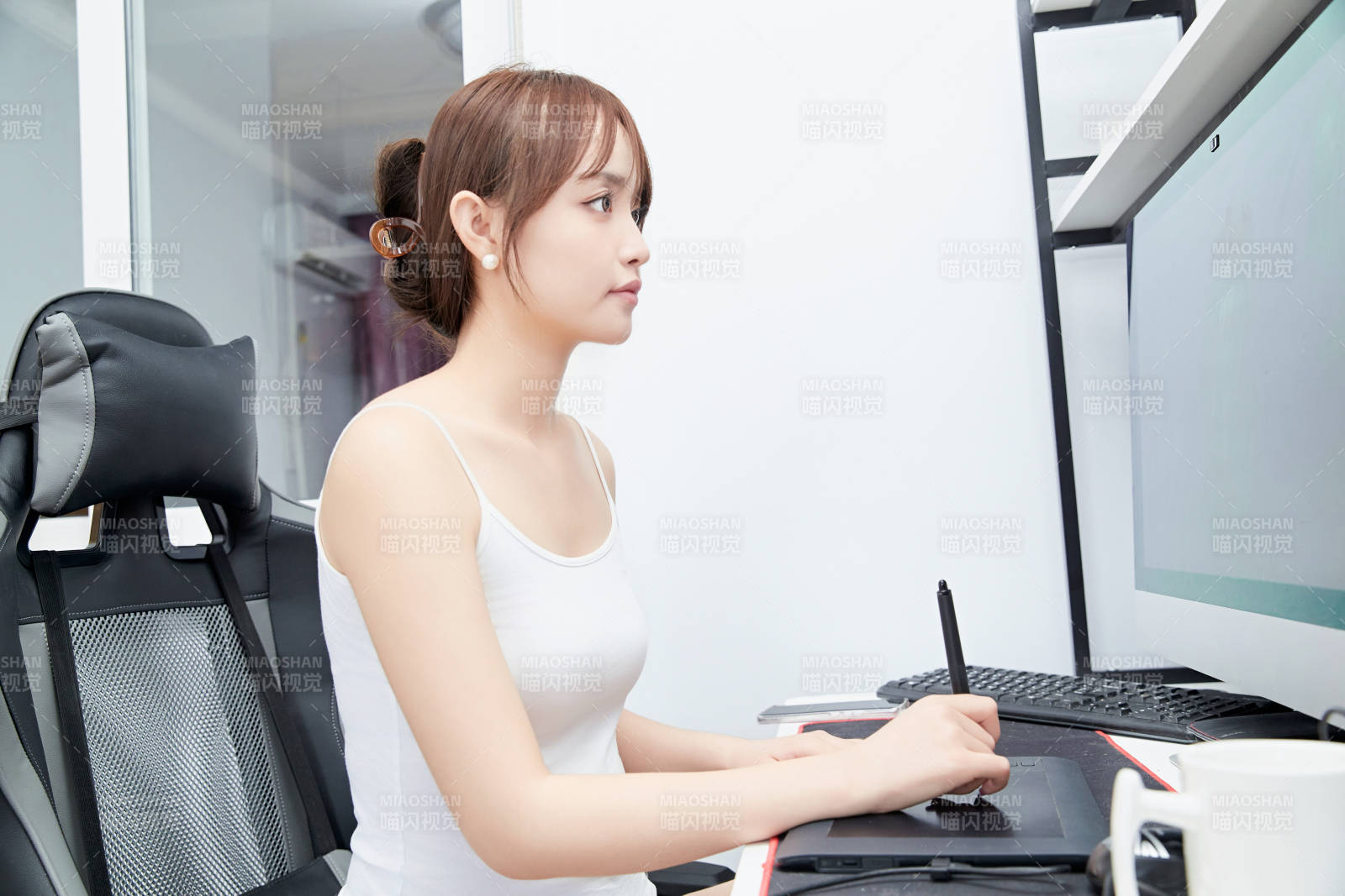 居家在電腦前工作的亞洲少女