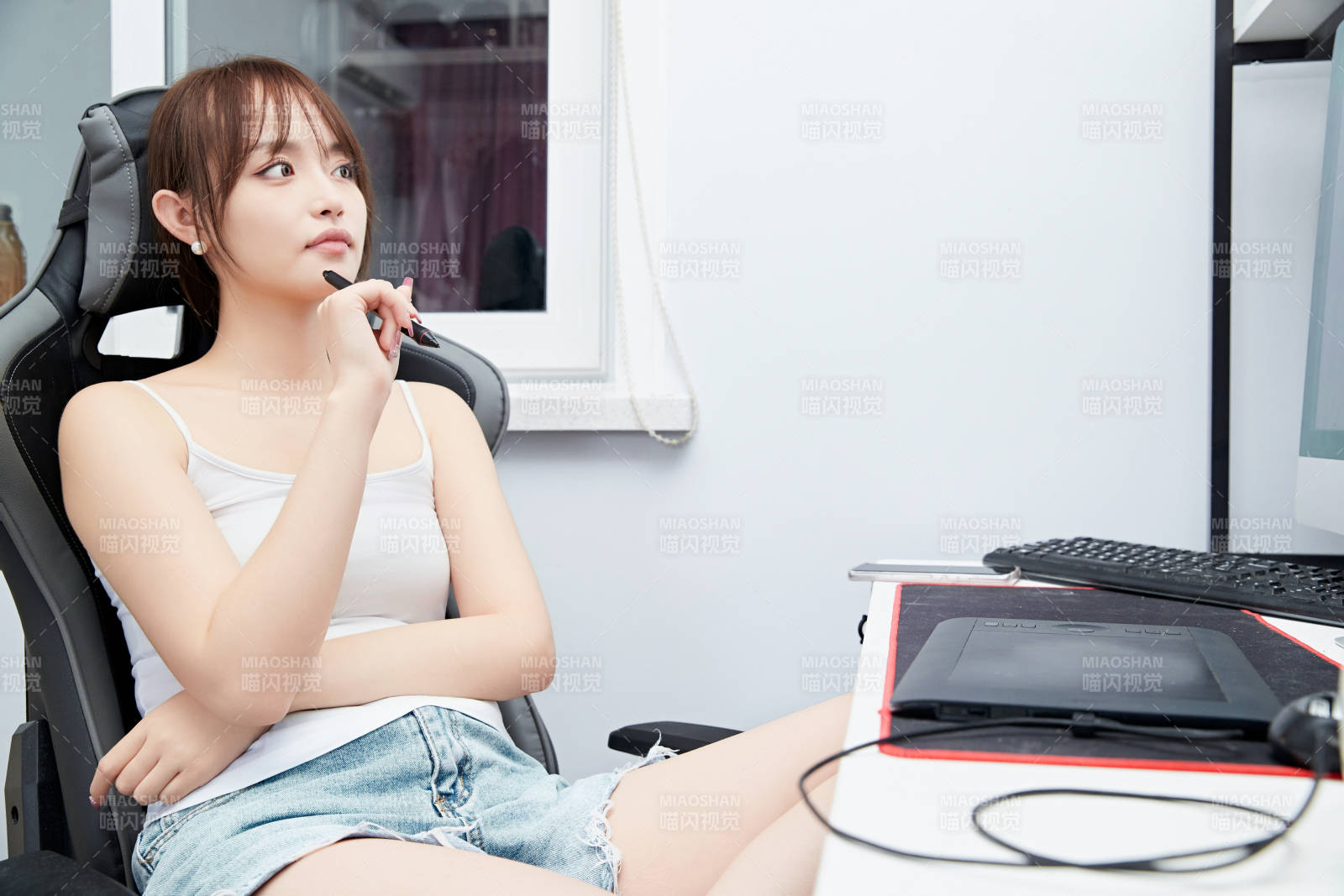 居家在電腦前工作的亞洲少女