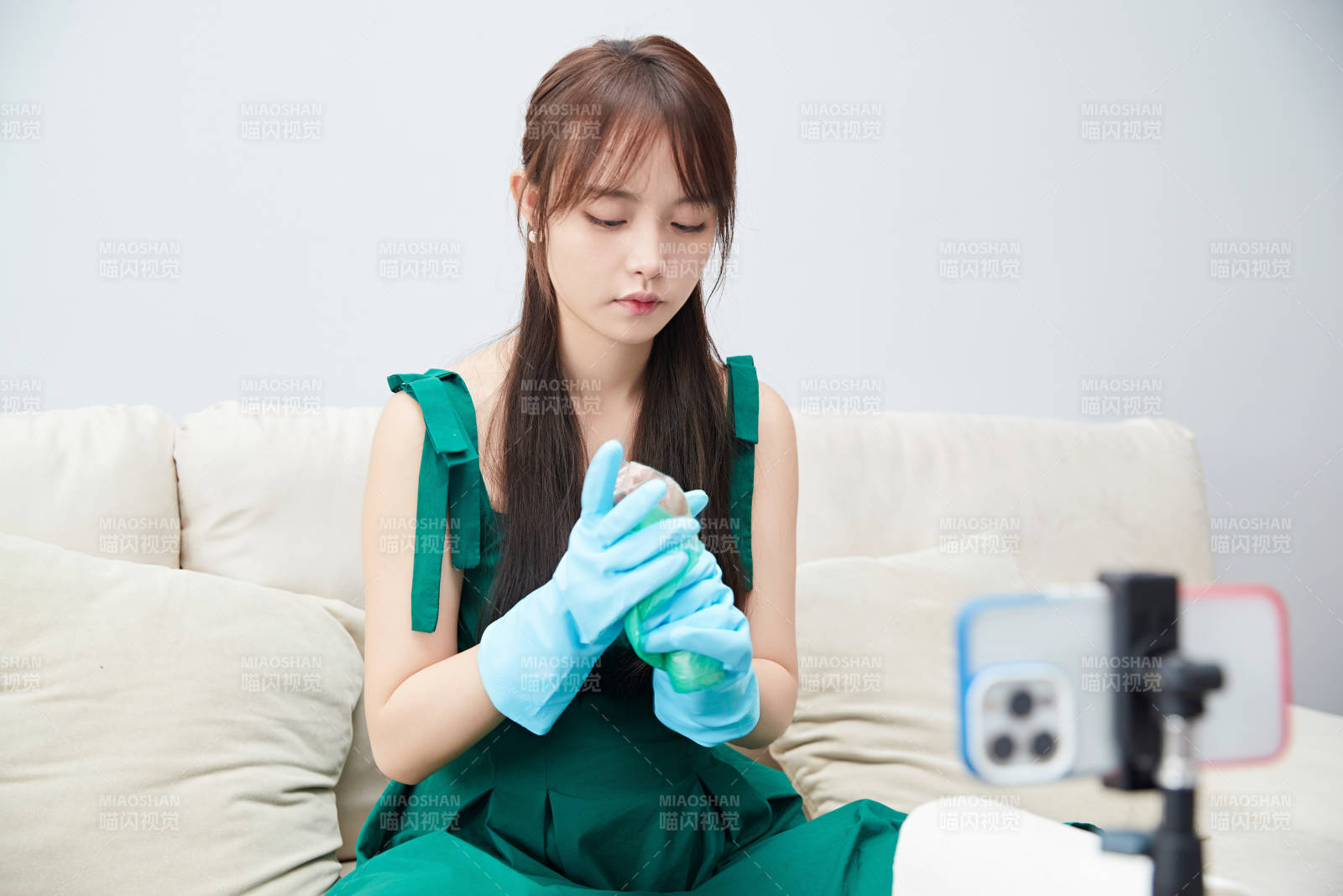 正在進行網絡直播帶貨的美女主播