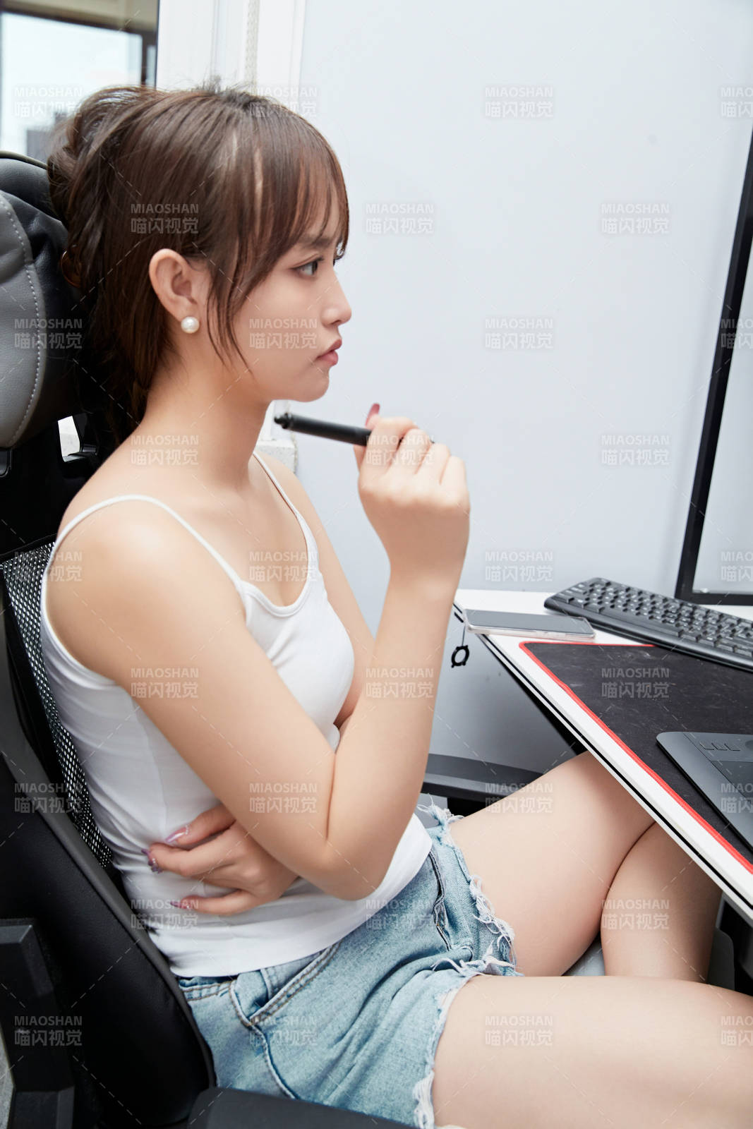 居家在電腦前工作的亞洲少女